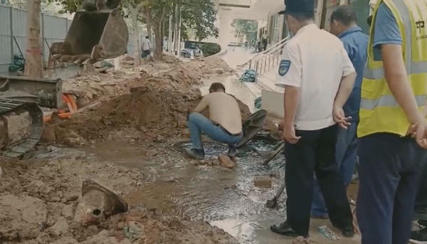 郑州一工地挖掘机施工时撞断消防栓 马路瞬间水流成河