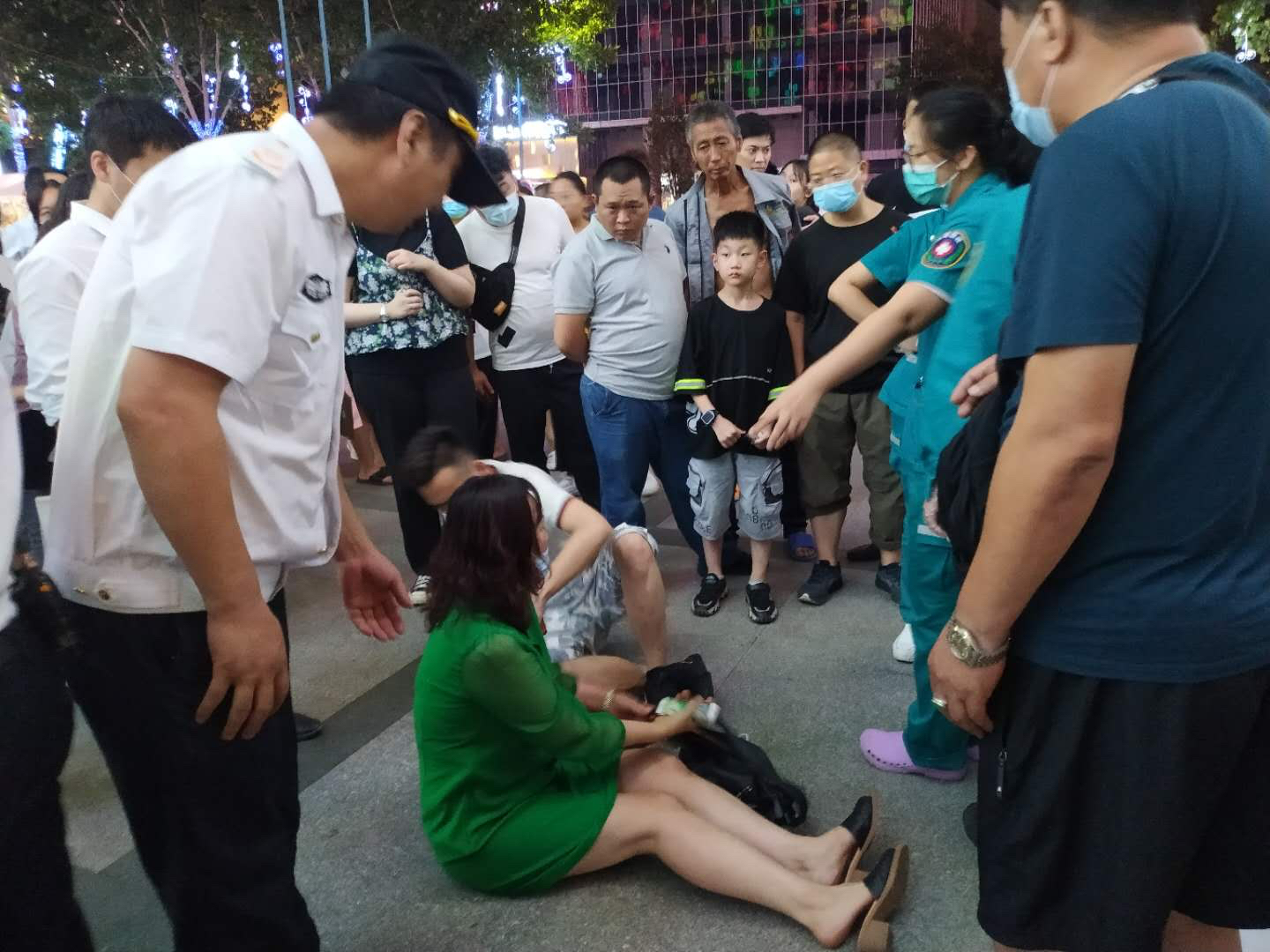 奇闻轶事|女子从商场出来突然晕倒 热心人及时出手相救