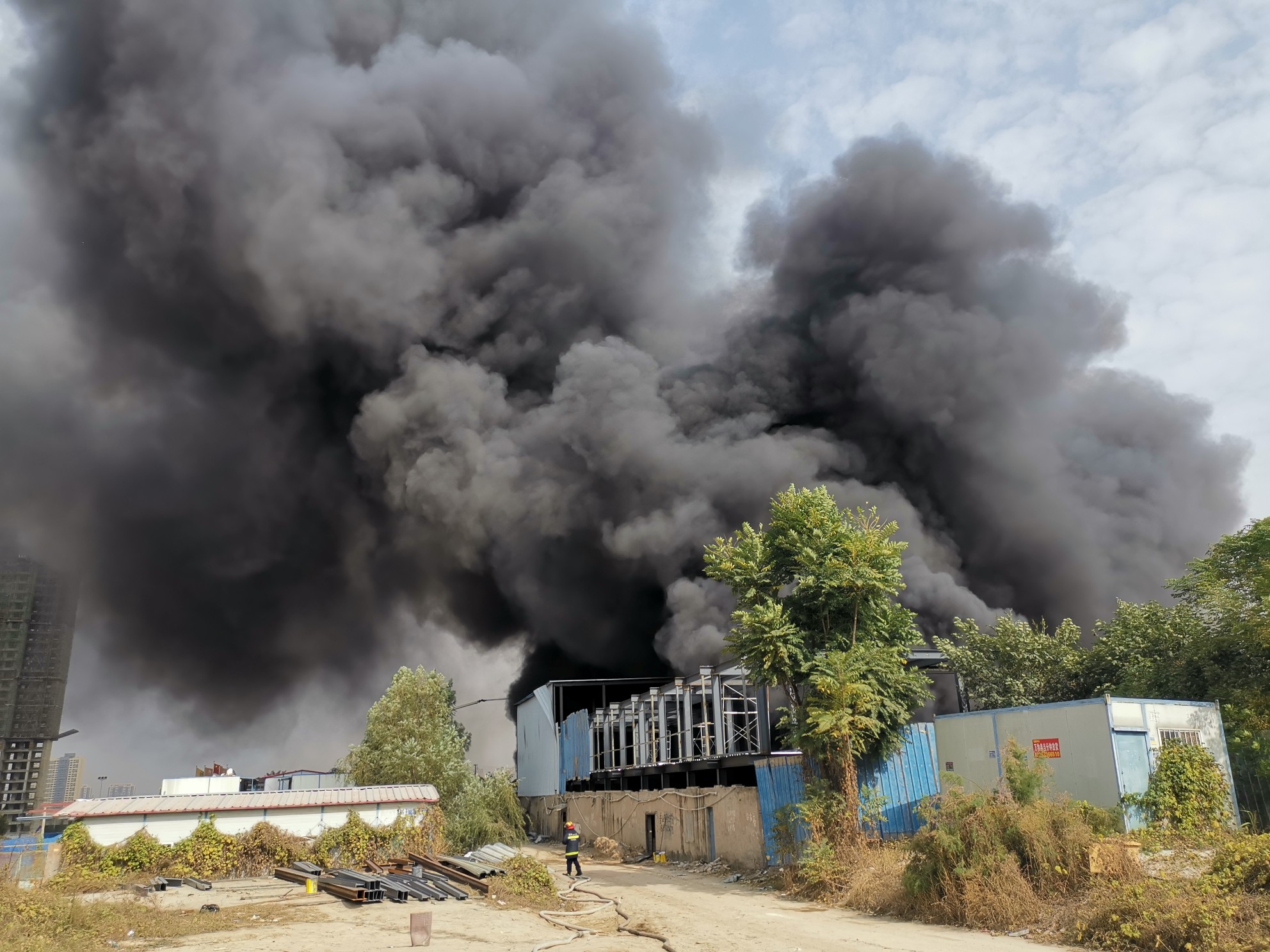 |一仓库突发大火，滚滚浓烟熏黑半座城的天空