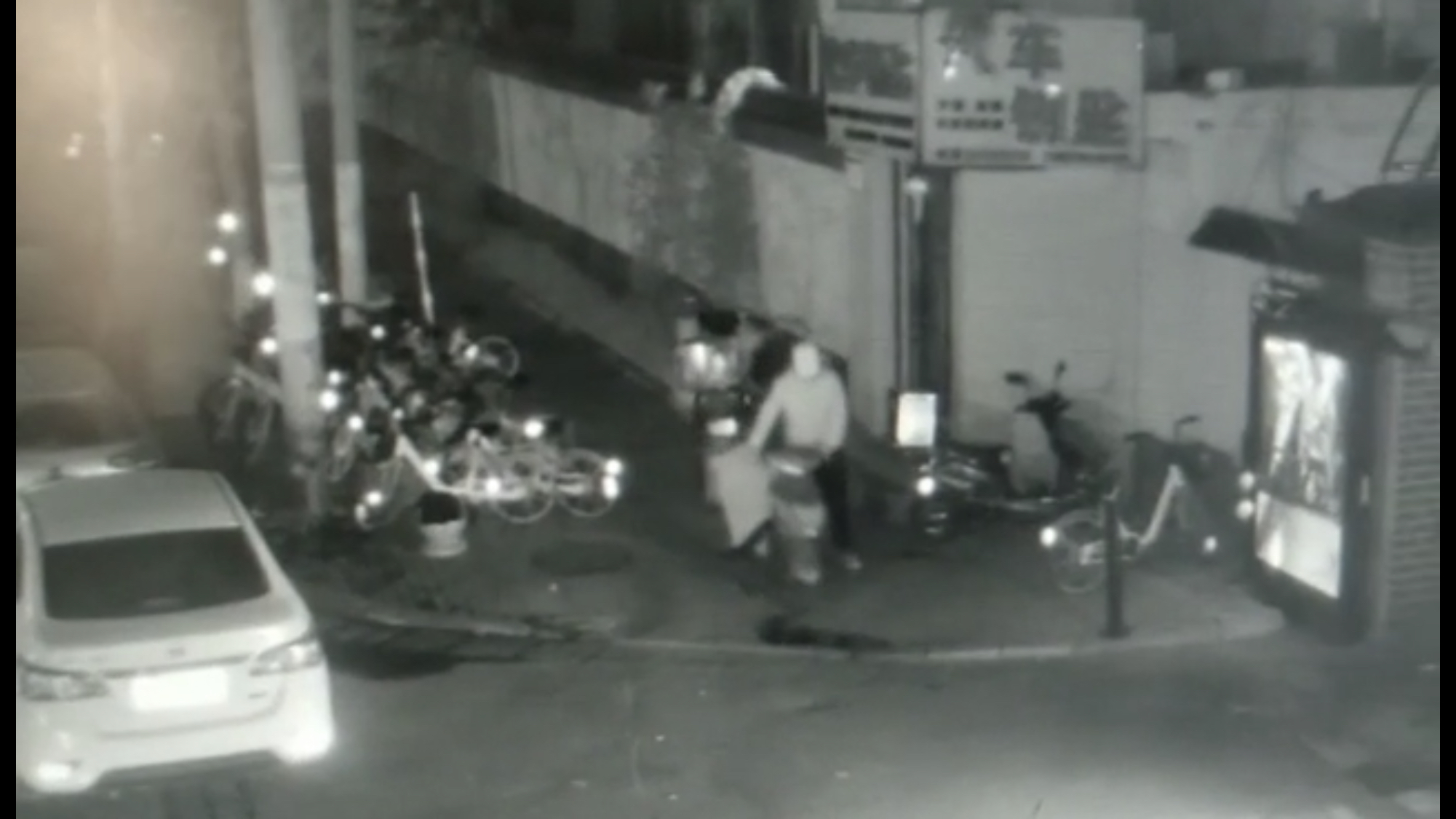 |从偷车到销赃，小区监控“接力”拍下全过程