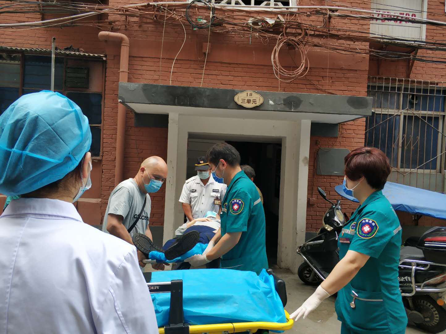 社会万象|八旬老人在家中犯病 众人合力从三楼抬下送到救护车上