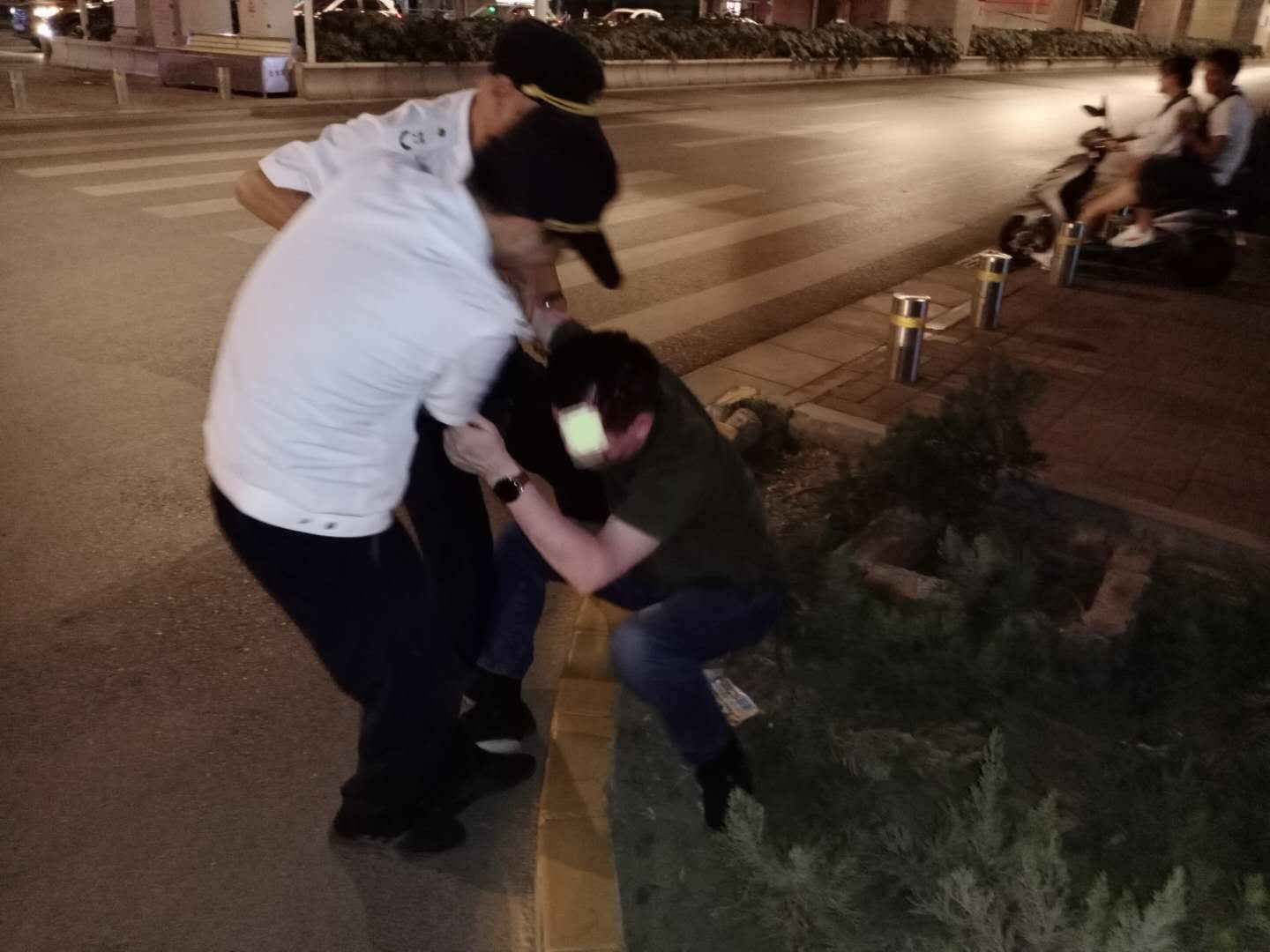 花坛|男子喝多后，倒在马路隔离花坛里呼呼大睡