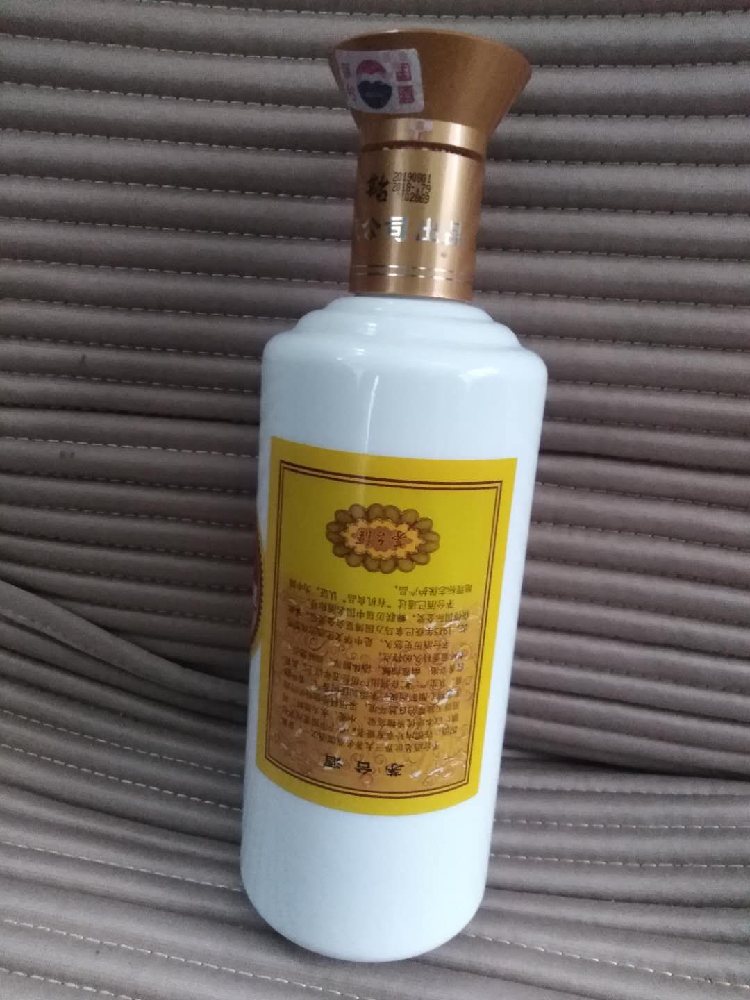 「茅台酒」是错版还是假茅台？平顶山消费者买到倒贴标签茅台酒