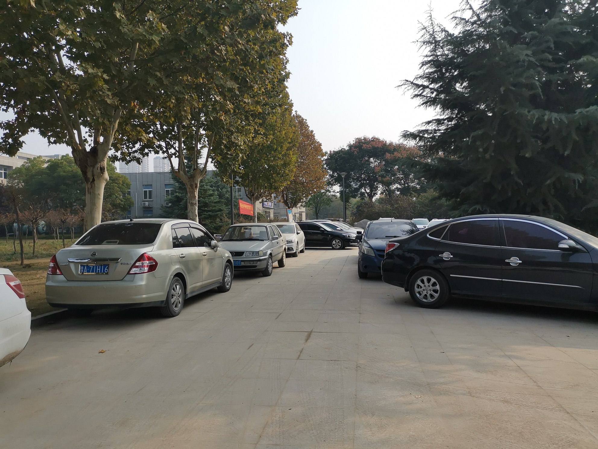 郑州西流湖公园广场怎么变成了停车场？