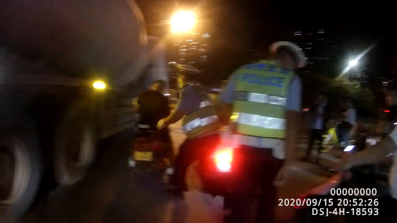 罐车|等红灯看手机，他险被罐车卷走，交警救了！