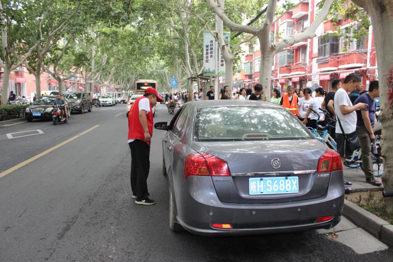 有些家長為了接送孩子方便,就會把車輛停放在學校門口,不僅嚴重影響