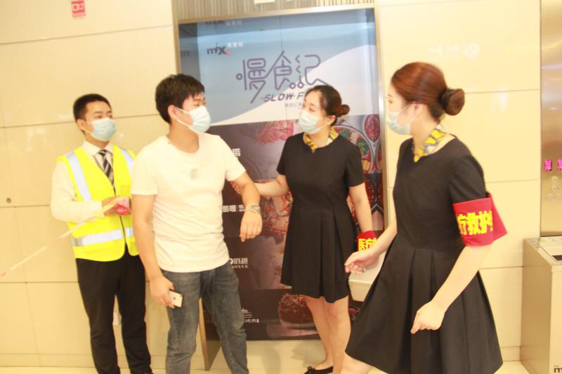 电梯事故|商场里有人被困入电梯，怎么办？