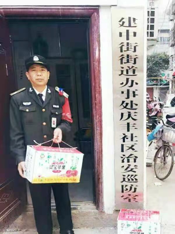 |两箱苹果放了两天无人认领? 小区保洁男子担心是圈套不敢靠近