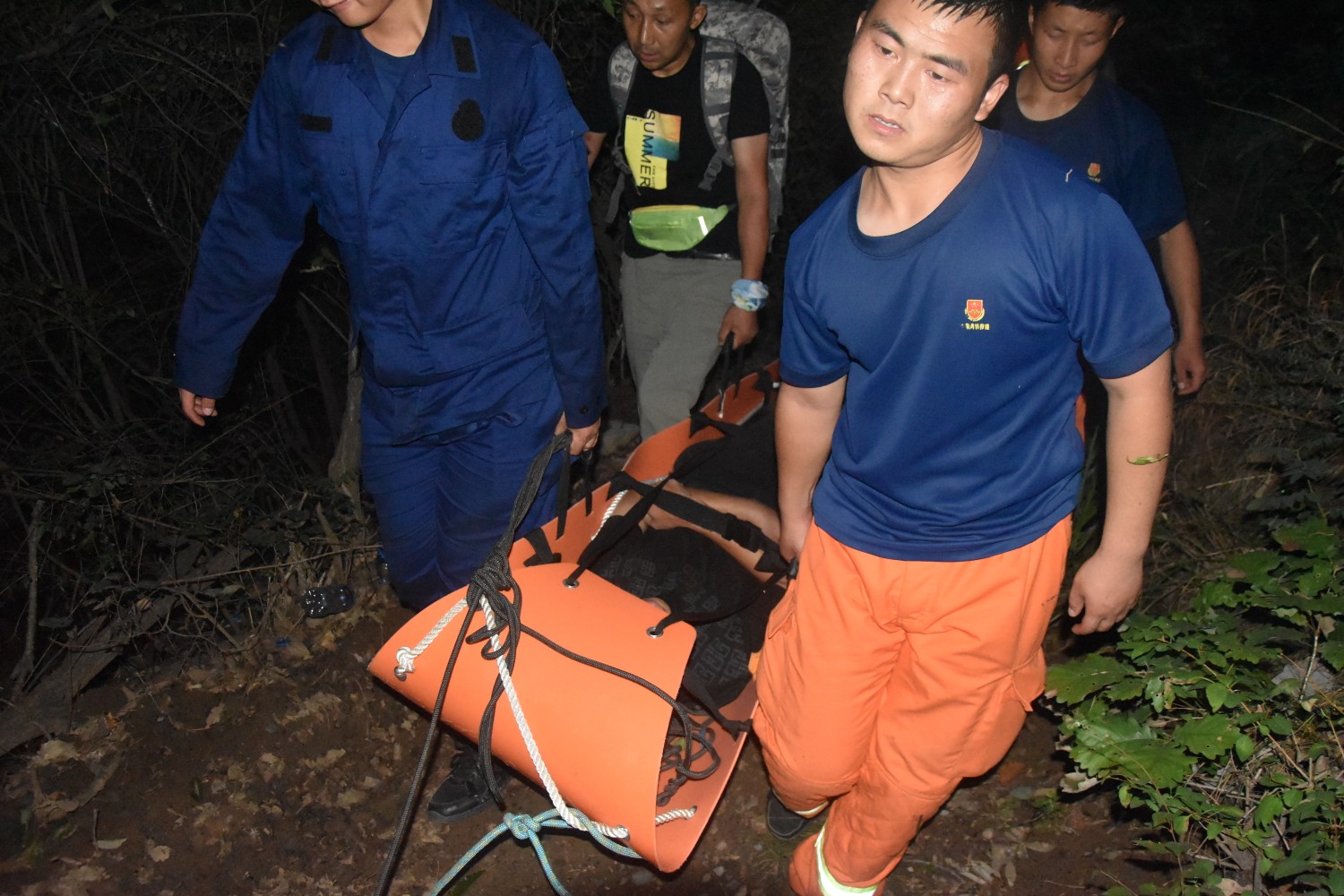 端记者李岩通讯员李文静 3名 驴友 在登修武县云台西梯过程中被困悬崖