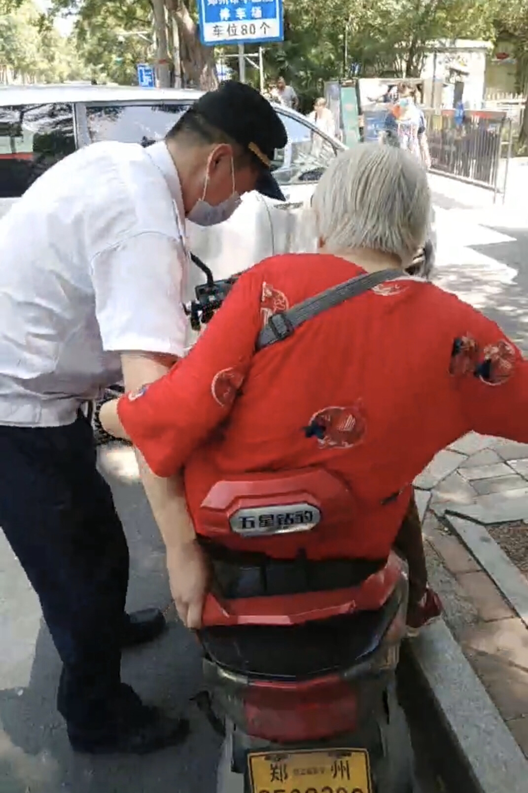 社会万象|八旬老人迷失街头，幸亏遇到了他们……