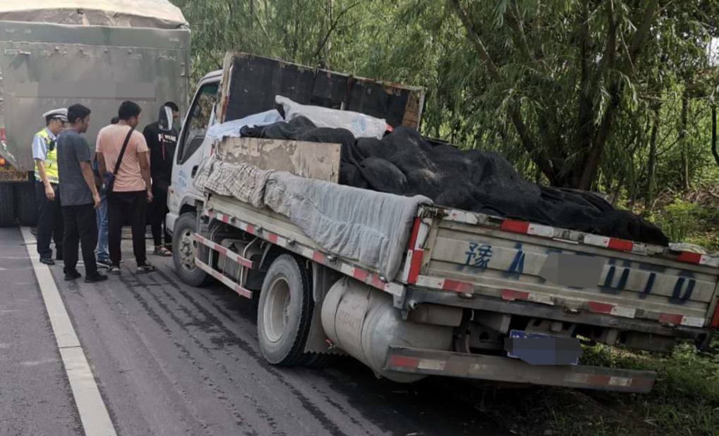 交通|瓜车深陷泥坑被困 新密交警及时帮助脱困