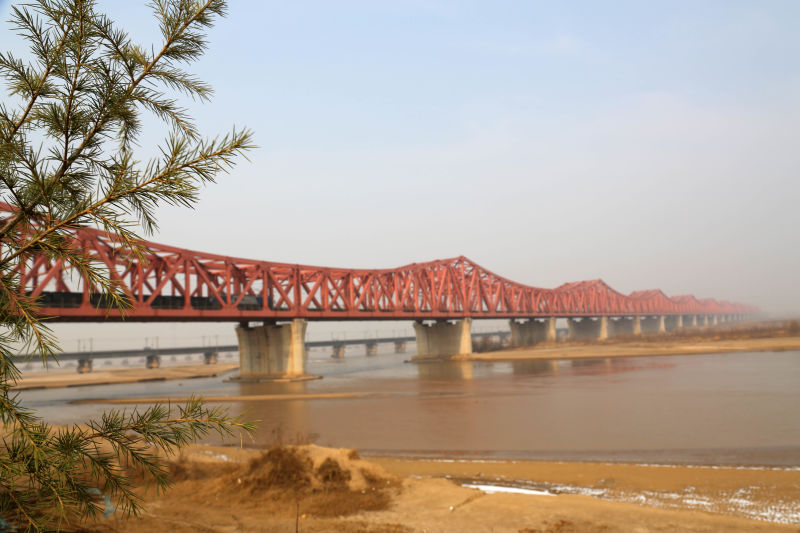 其中,主桥为郑焦客运专线暨改建京广铁路跨越黄河的公用桥梁,长2200米