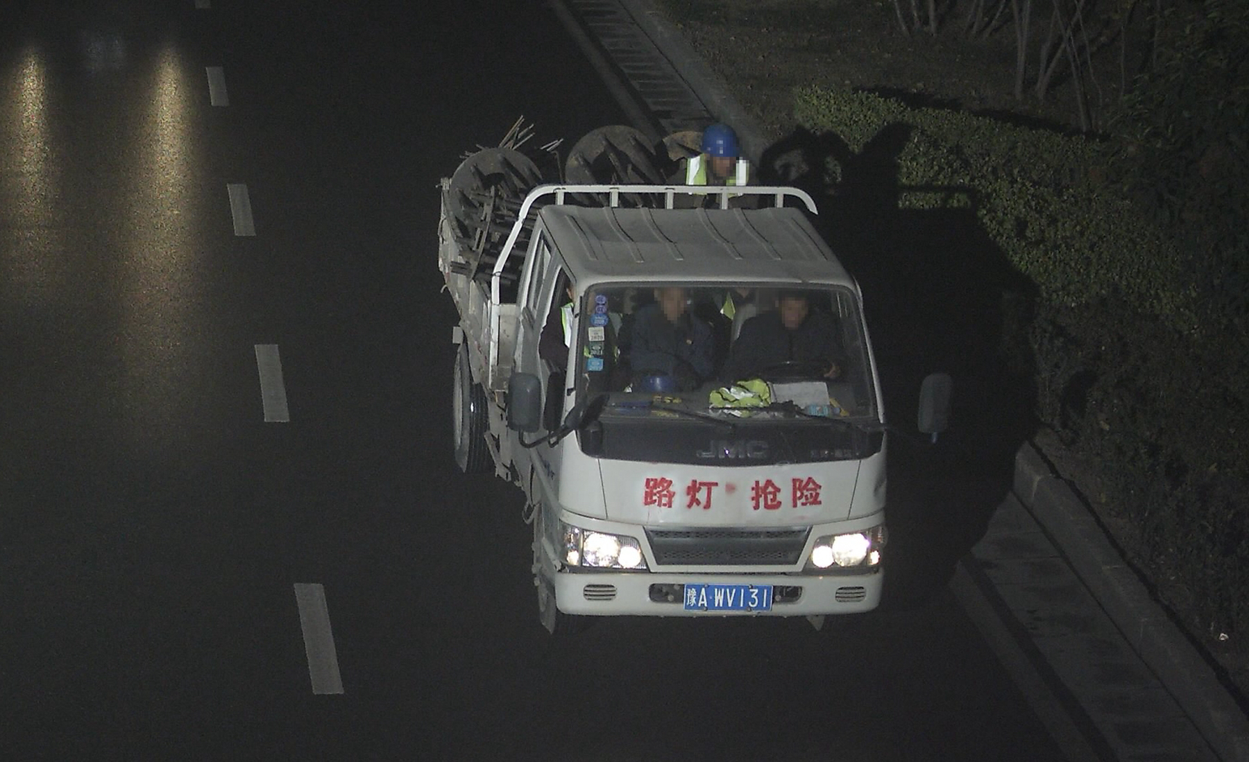 |货运车辆屡屡违法载客，这家公司被交警曝光处罚