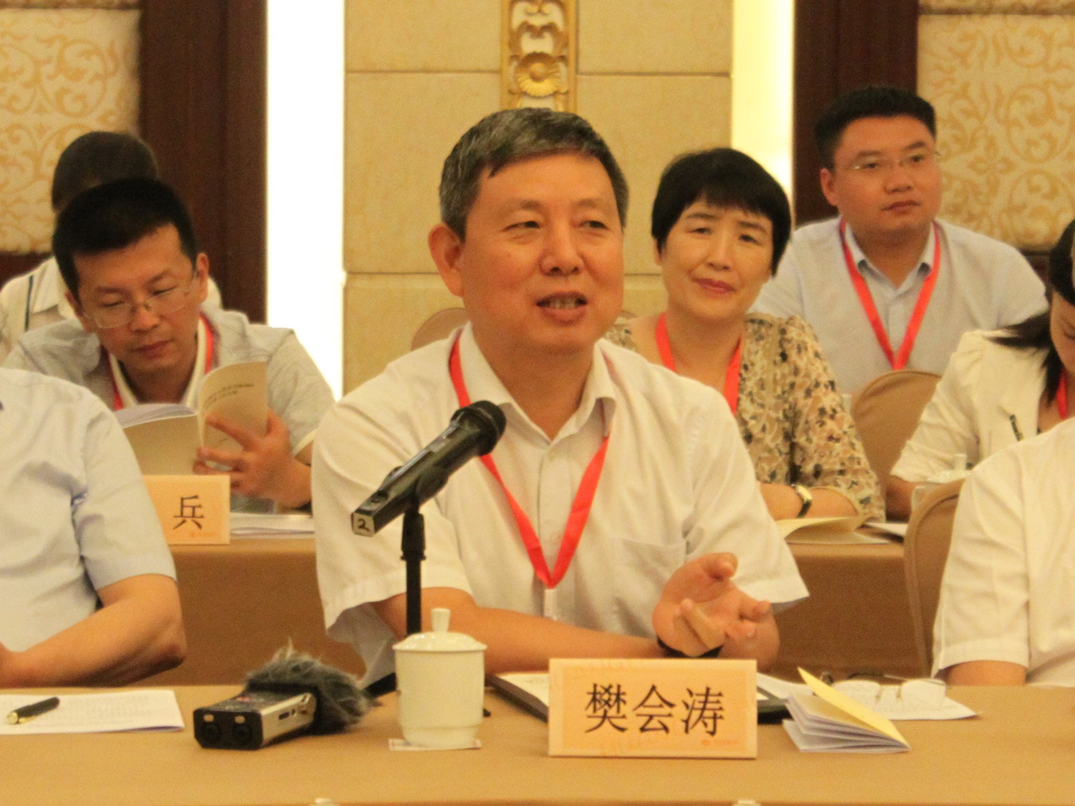 驻豫全国人大代表赴郑调研--打造河南本土阿里