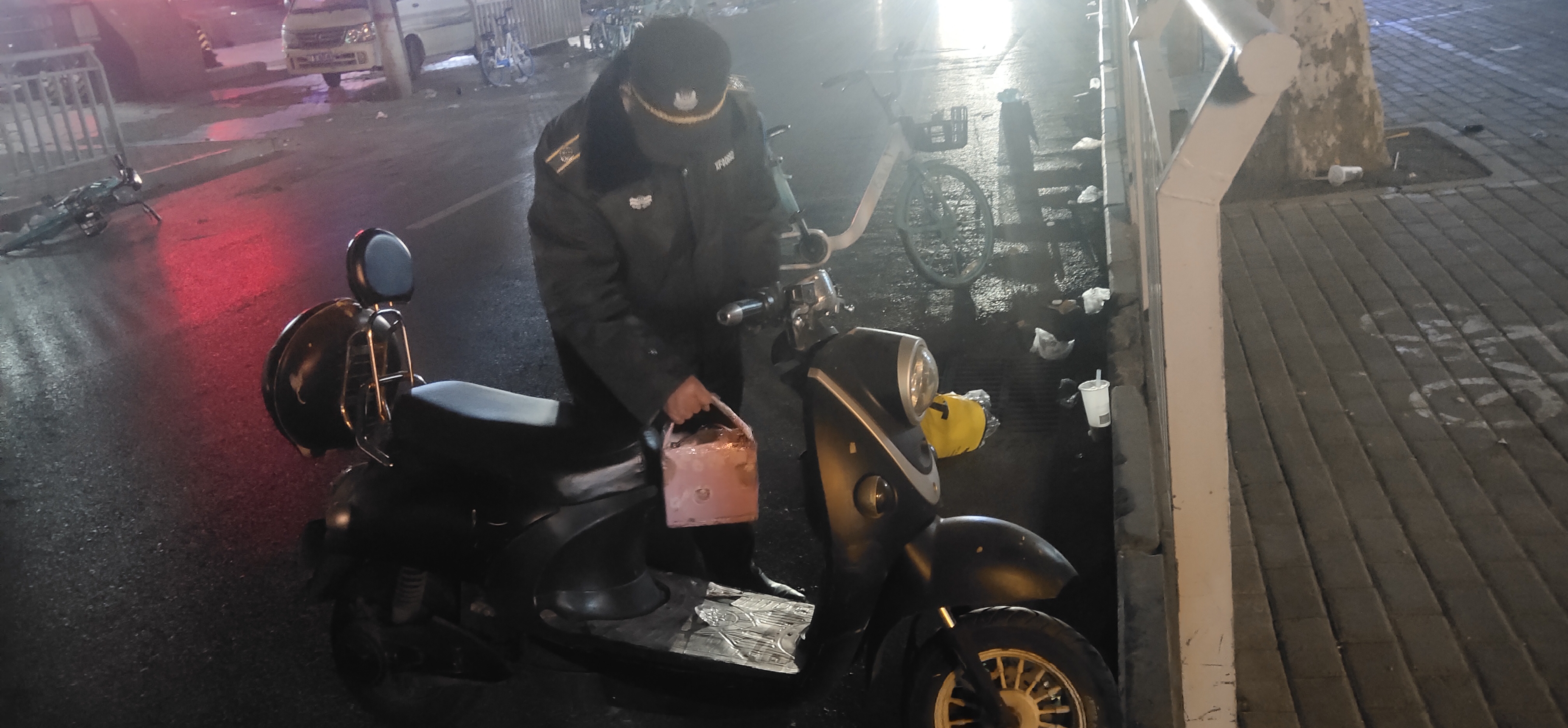 |给贼留机会?女子急着打牌，电瓶落在踏板上