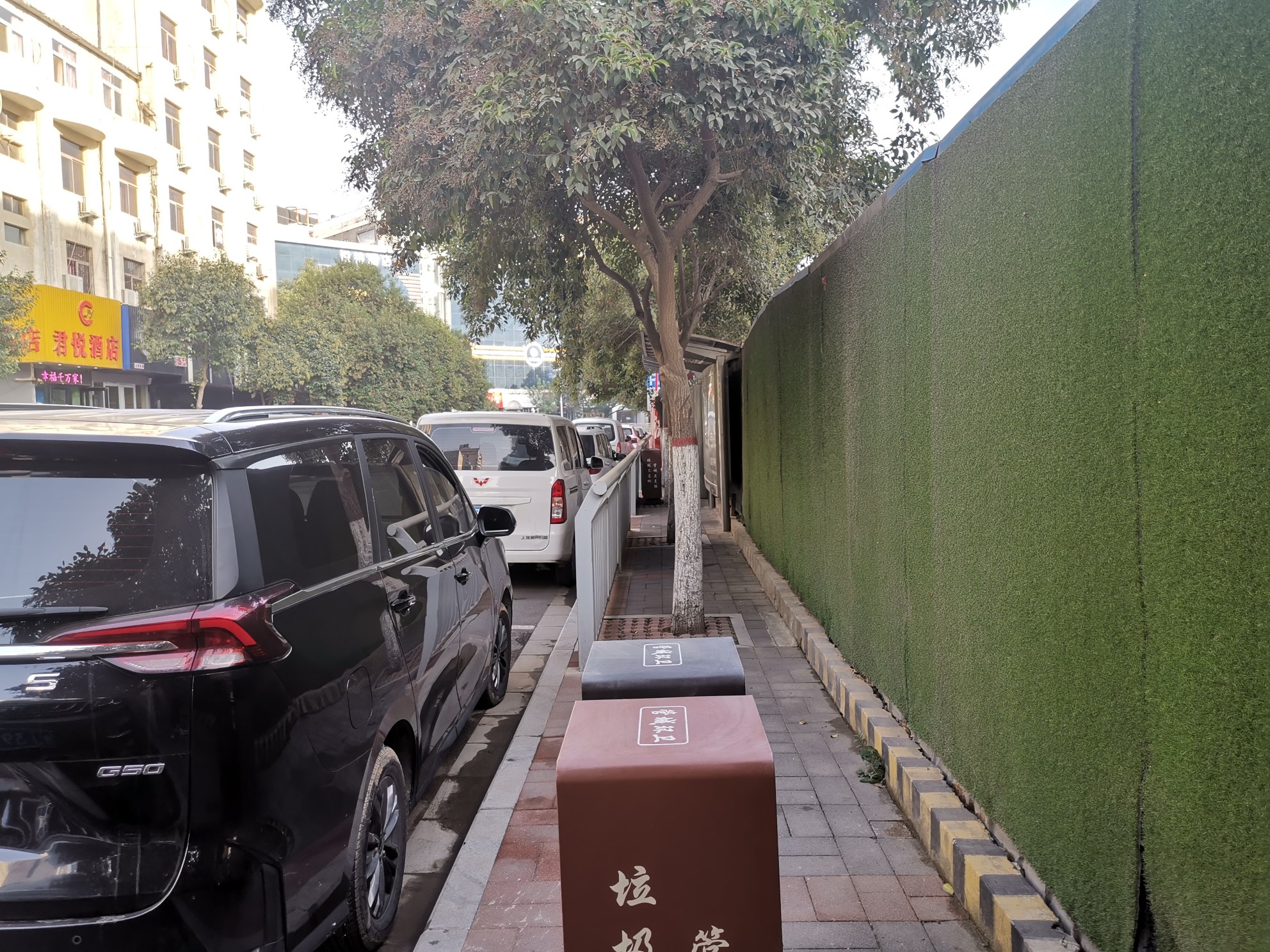 |郑州市民：“这个商场施工太霸道！”围挡过期不拆，漫天扬尘……