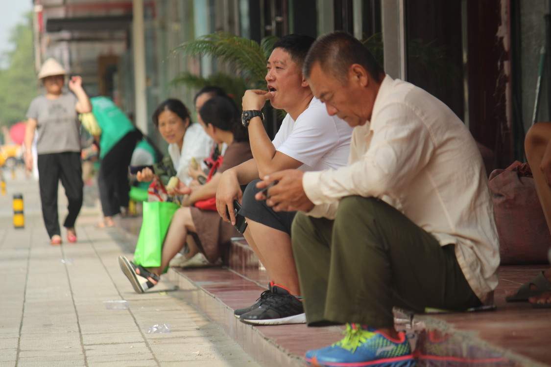 中考|大河中考｜周口考场外的“表情”：家长拿着手机胡乱翻，比孩子焦急