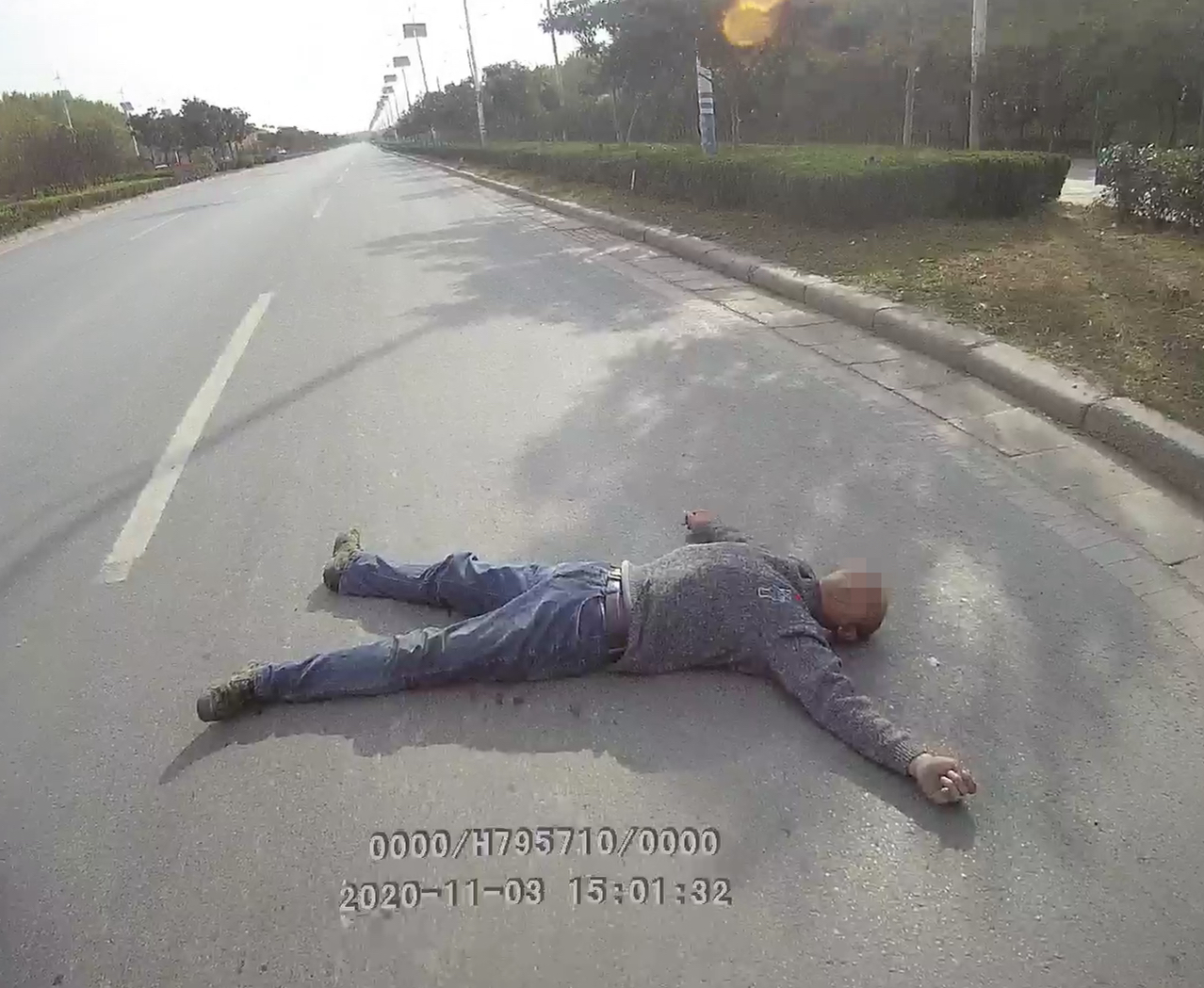 |和家人怄气后，醉酒男子马路中央闹自杀