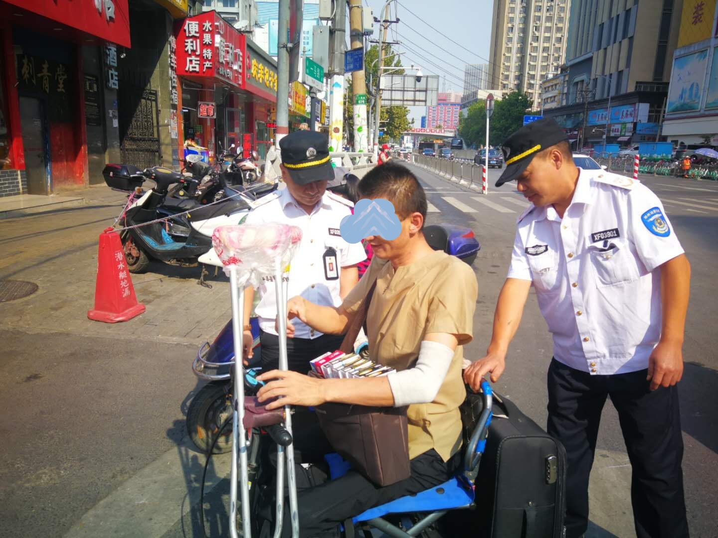 赵先生|暖心! “最可爱的人”电车坏途中 他们伸出援手，让人收获了感动