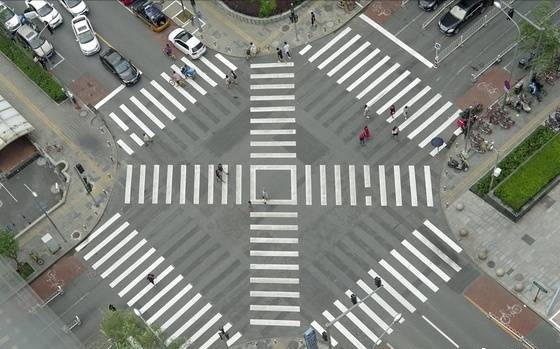 过马路可斜穿全向十字路口亮相许多城市郑州是否适合