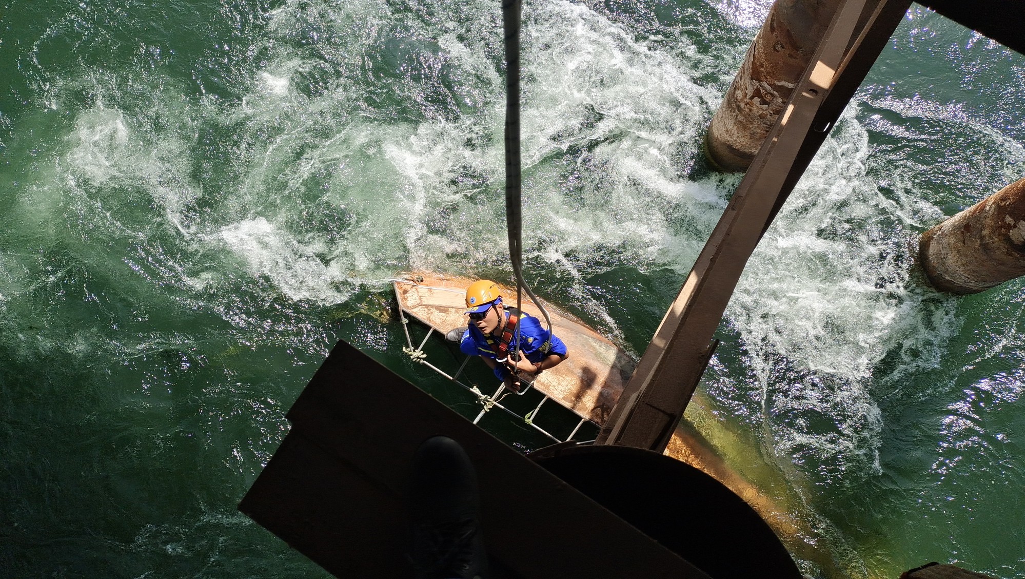 关注丨小浪底水域发生翻船事故失踪两人仍在搜救中