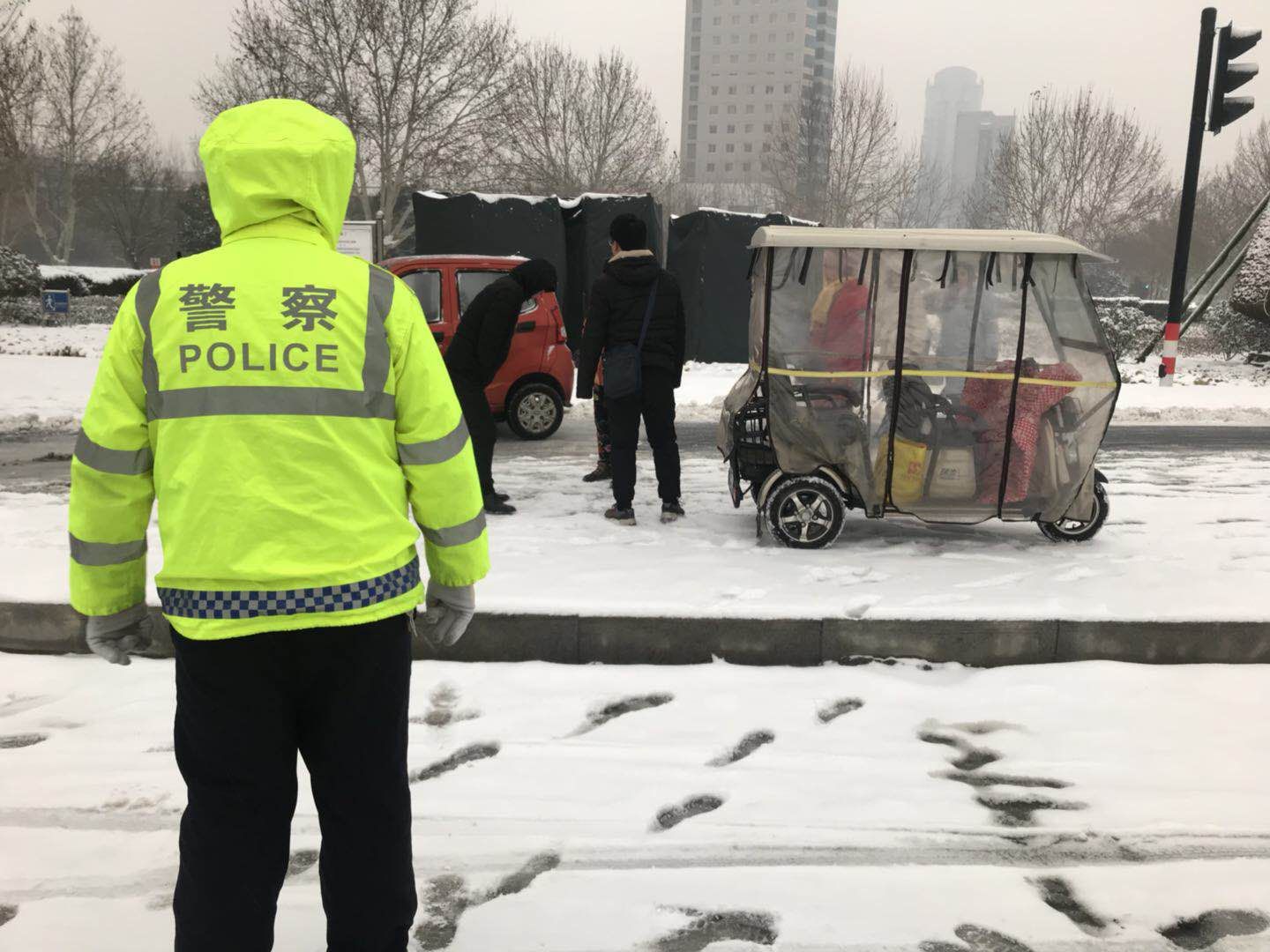 沪陕高速暴雪致封路 有司机被困25小时_卡车之家