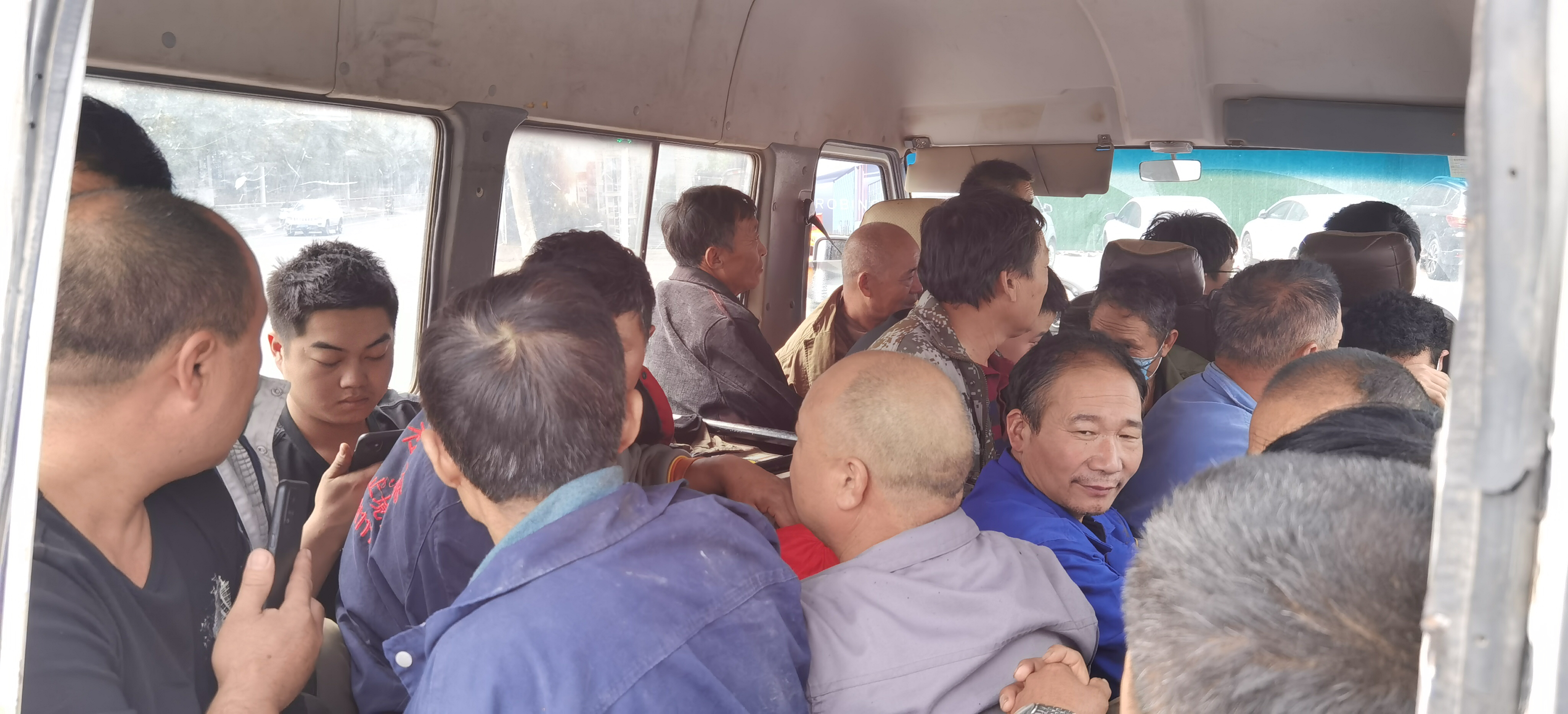 |猜猜这辆6座车拉了多少人？除此之外，还有比它更敢“装”的！