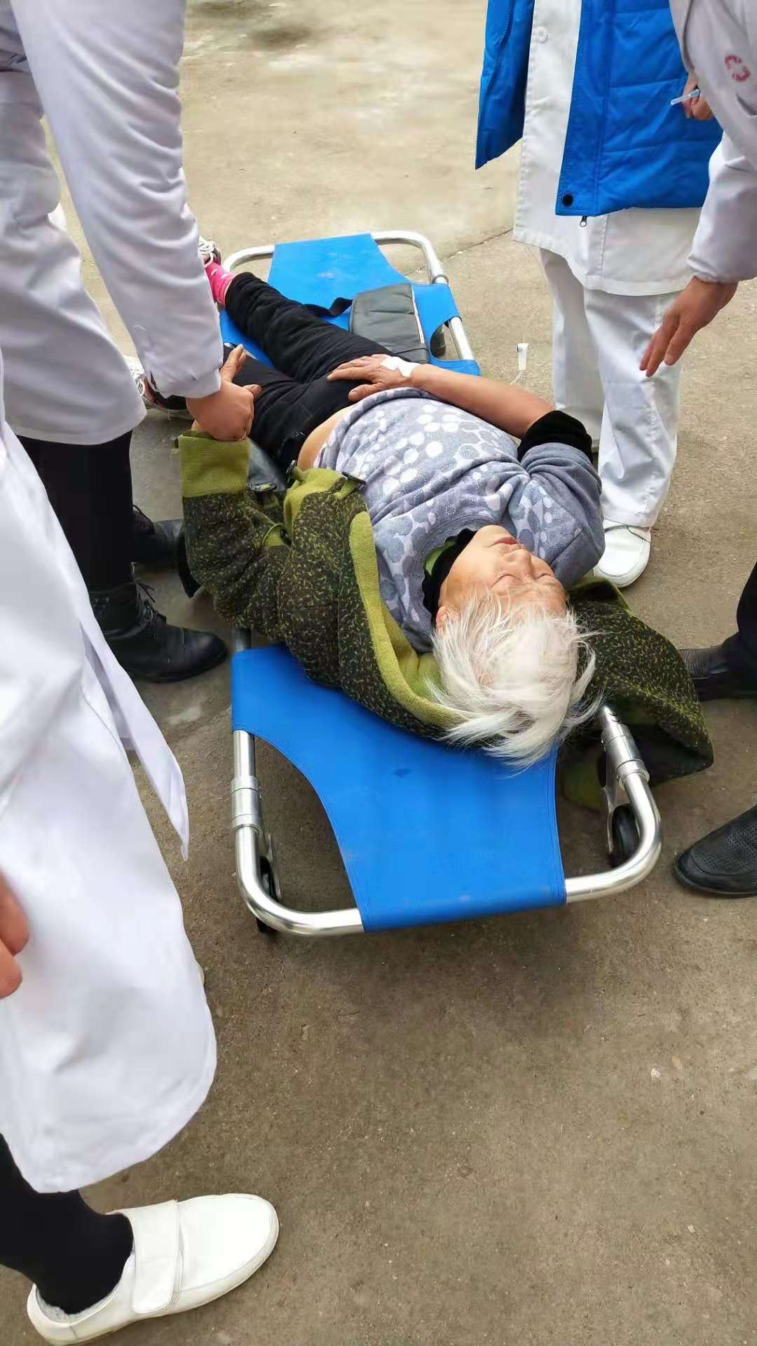人员第一时间冲出科室,跑步来到了晕倒在地的老太太身边,迅速实施抢救
