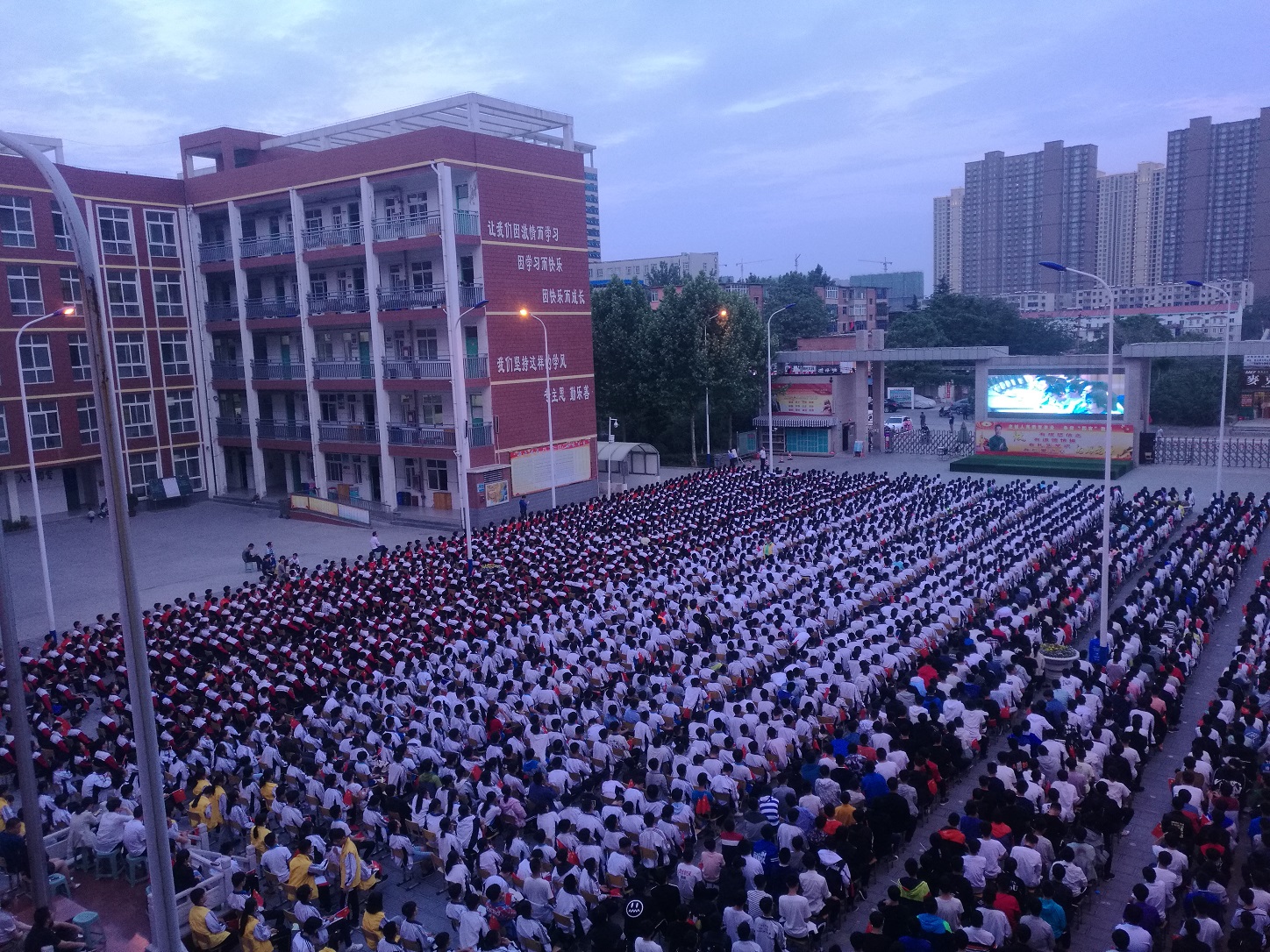 怎一个燃字了得荥阳一中厉害了我的国观影活动