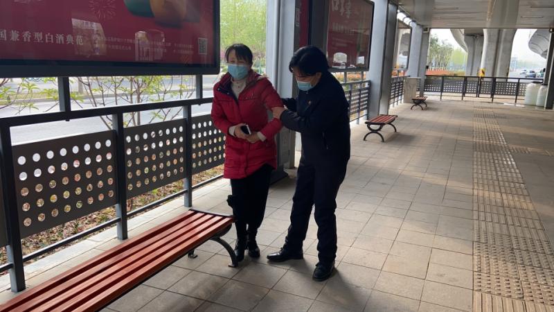 『公交站台』着急上班没吃早餐郑州一女子在公交站台内突然晕厥