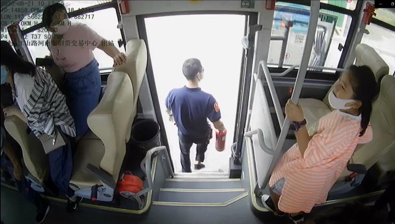 灭火器|大货车郑州街头爆炸起火? 旁边有个加油站