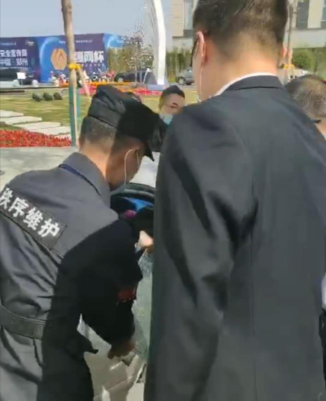 |两岁多孩子被锁私家车内？紧急时刻，郑州车长用安全锤砸破车窗玻璃