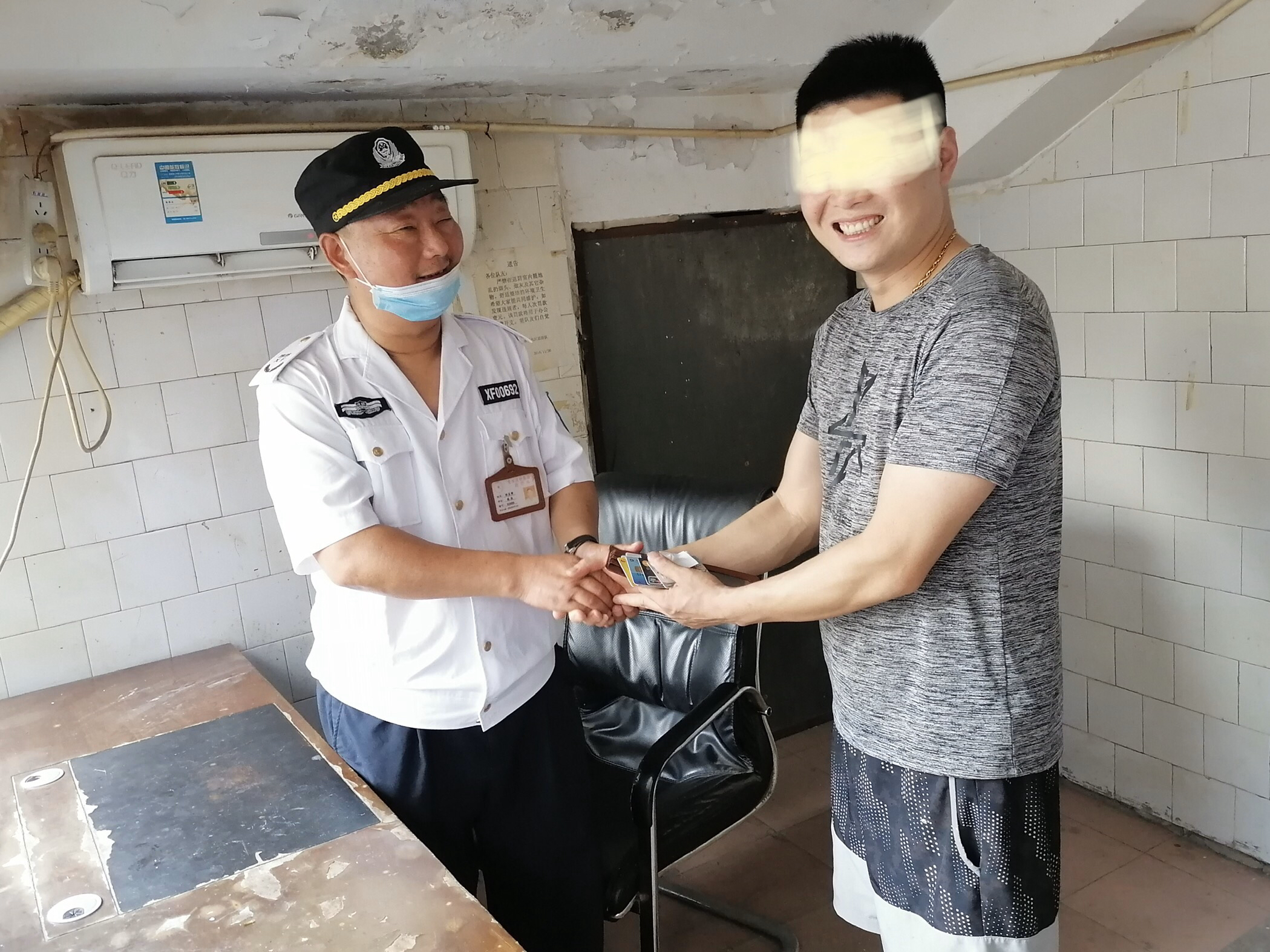 法制男子丢了钱包正被妻子数落时，热心人上门送还！失主表示将送两条鱼致谢