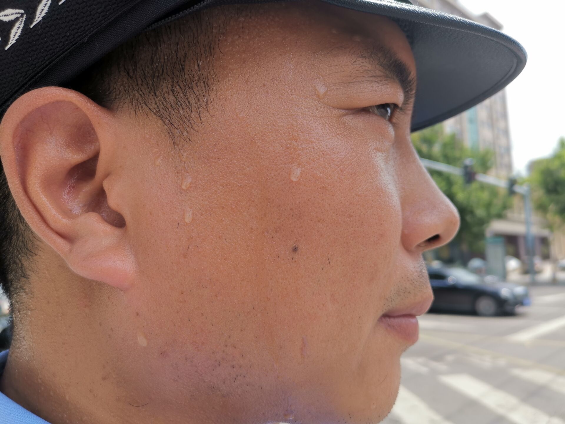 高温下的交警路口站立10分钟汗流浃背像蒸笼