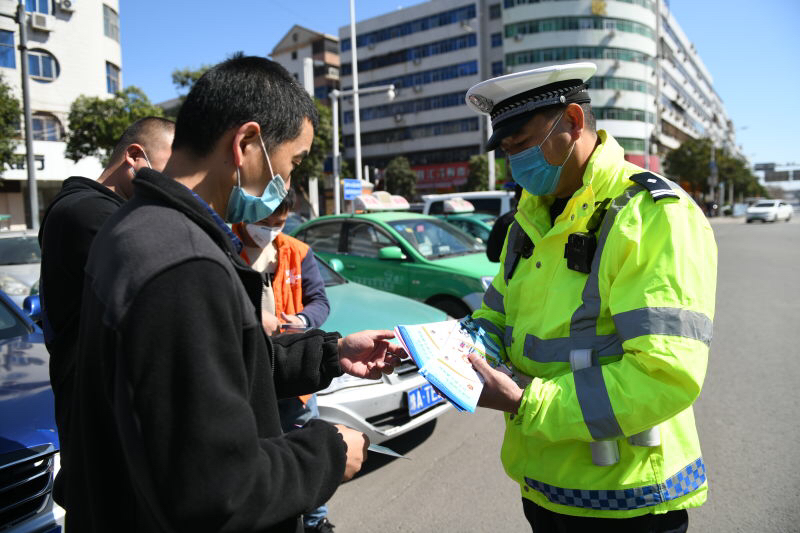 出租車駕駛員主動要求加入到交通志願者服務隊中,充當交通安全宣傳員