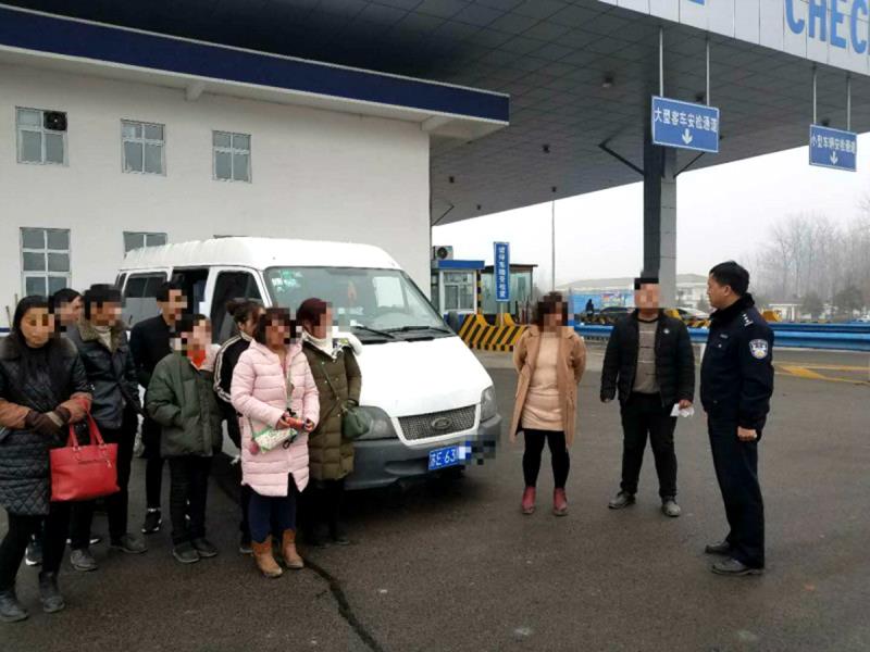 11名打工者挤进6座面包车 河南高速交警严查超