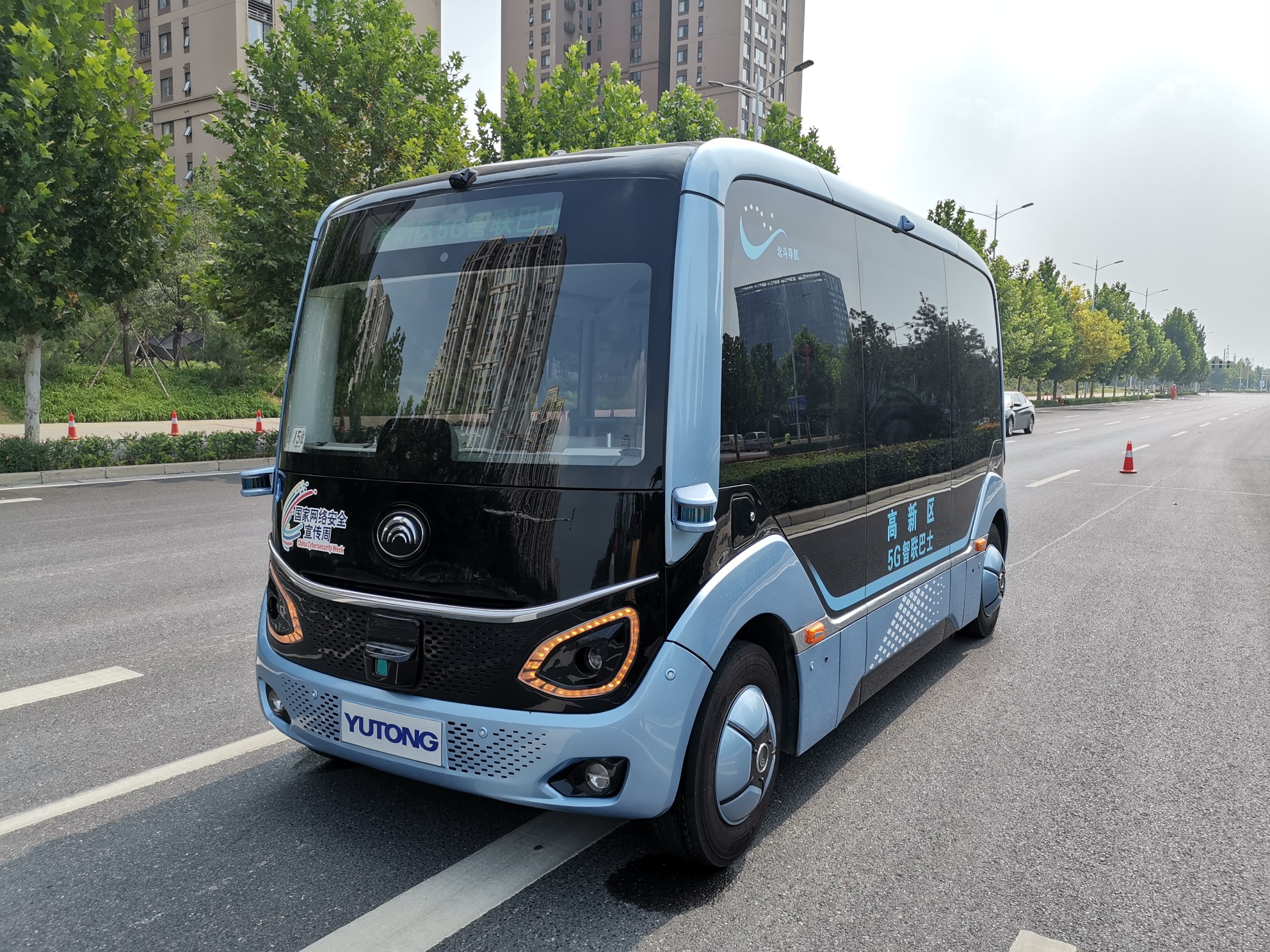 天健|5G无人驾驶网约巴士来啦！郑州高新区投入4台，市民手机可约车免费体验天健湖环线观光