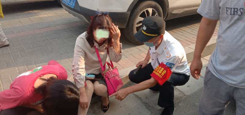 法制|开车门惹祸，骑车女子被撞倒后摔得头破血流