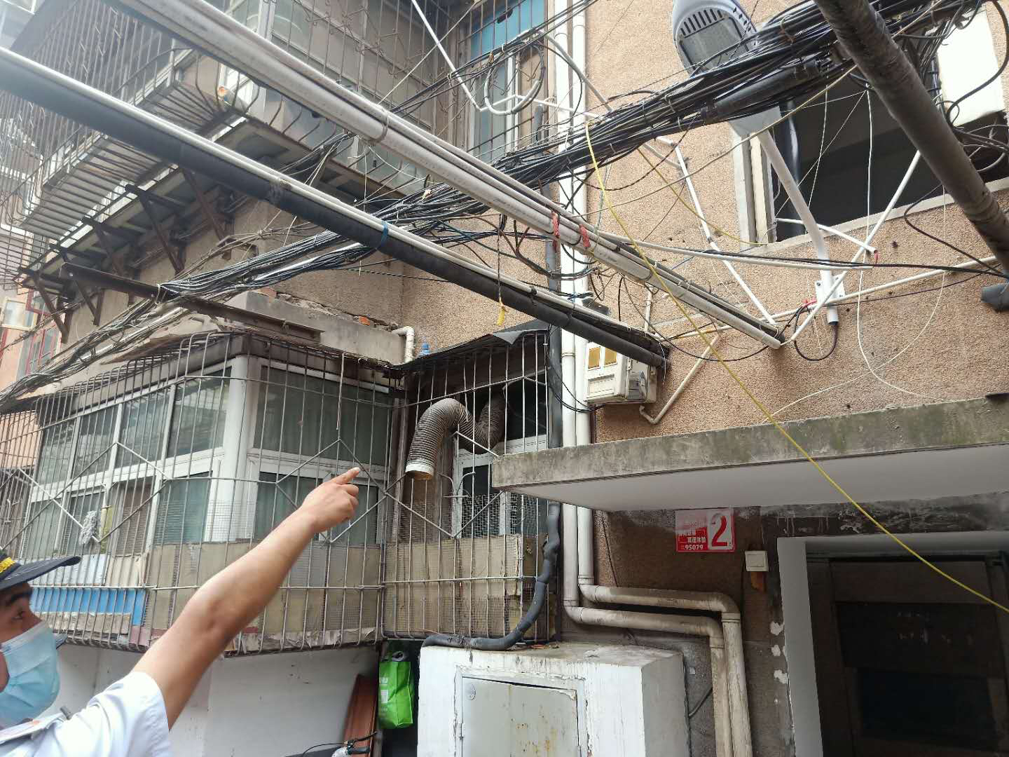 |好险！因居民私拉乱扯电线引燃楼下杂物