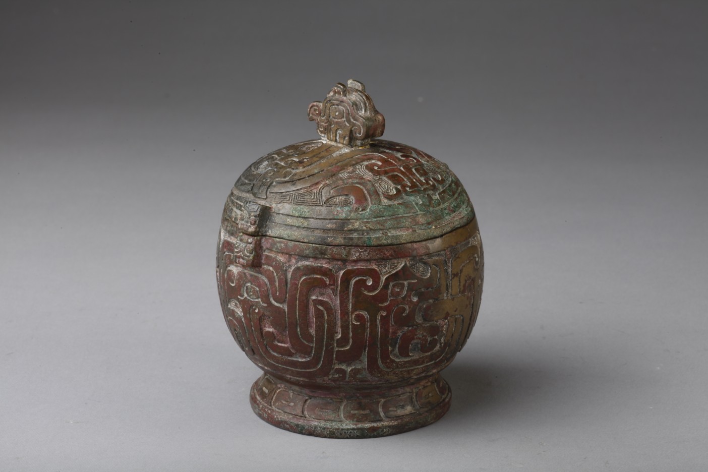 首页>社会>正文>梁姬铜罐短麻裤铜骹铁叶矛五璜联珠组玉佩六璜联珠组