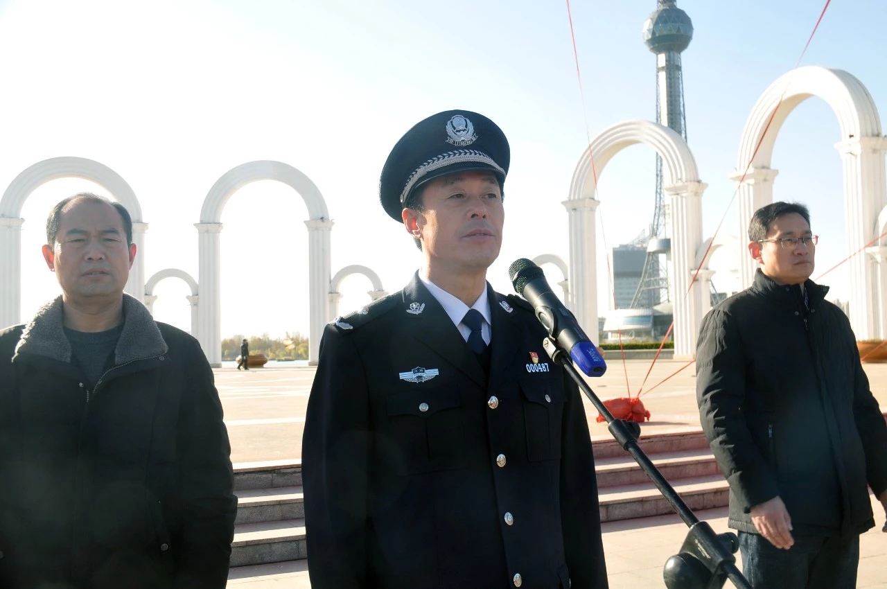 焦作市公安局党委委员,副局长李春旺宣布焦作市122"全国交通安全日"