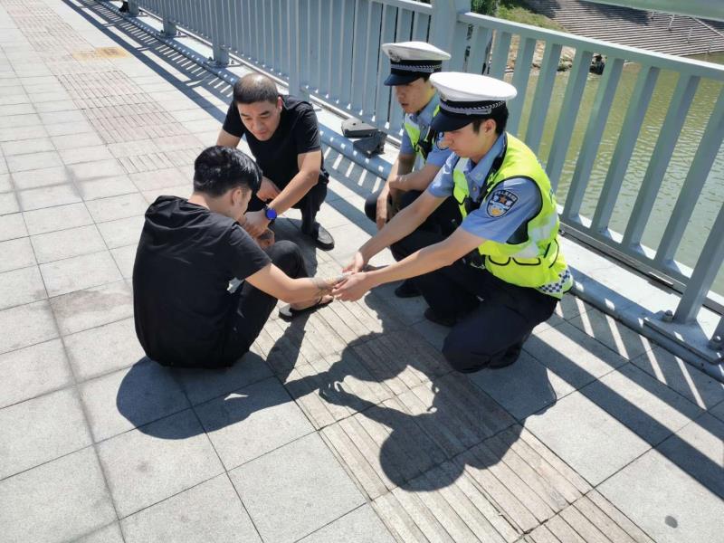 社会万象|失恋小伙为情所困欲跳河，危急时刻他们来了!
