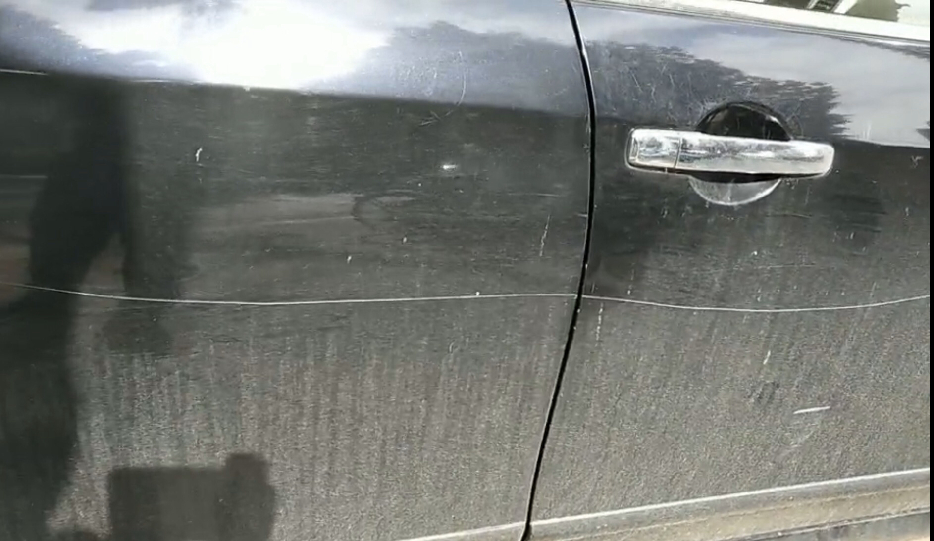 法制|两车停路边遭黑手！一车被划，一车被扎烂车胎