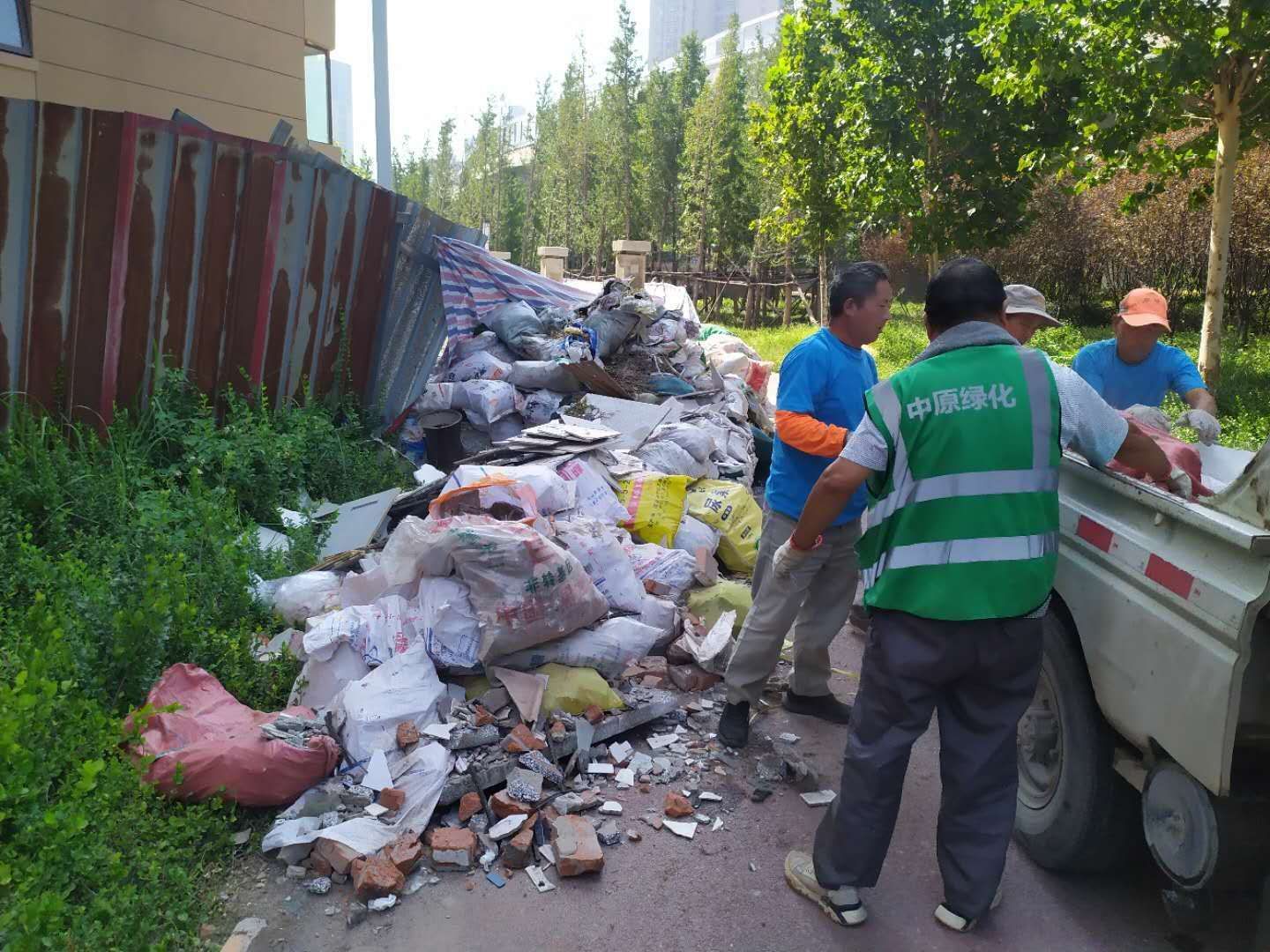 建筑|可恶! 谁在偷偷往郑州这个廊道上倒垃圾？