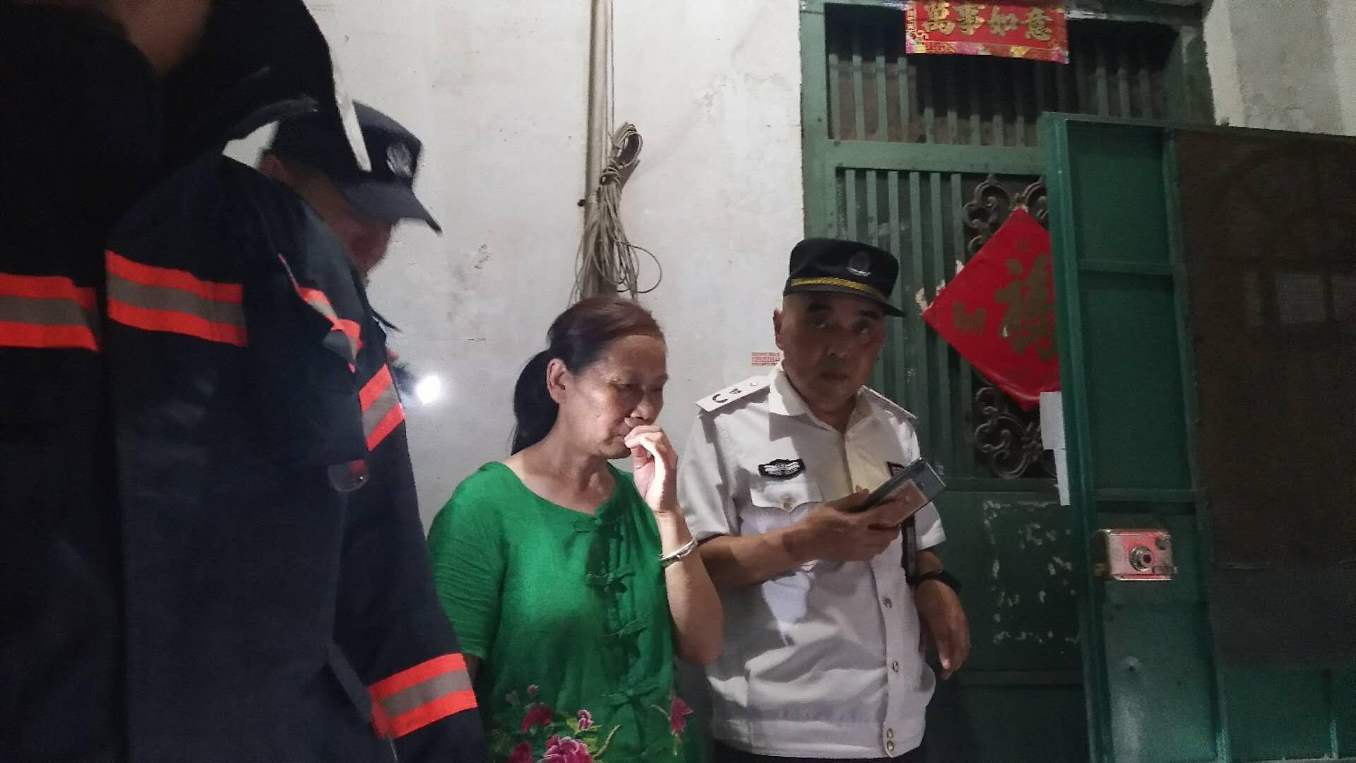 |小区居民闻到怪味胆战心惊，众人挨户排查找到“炸弹”