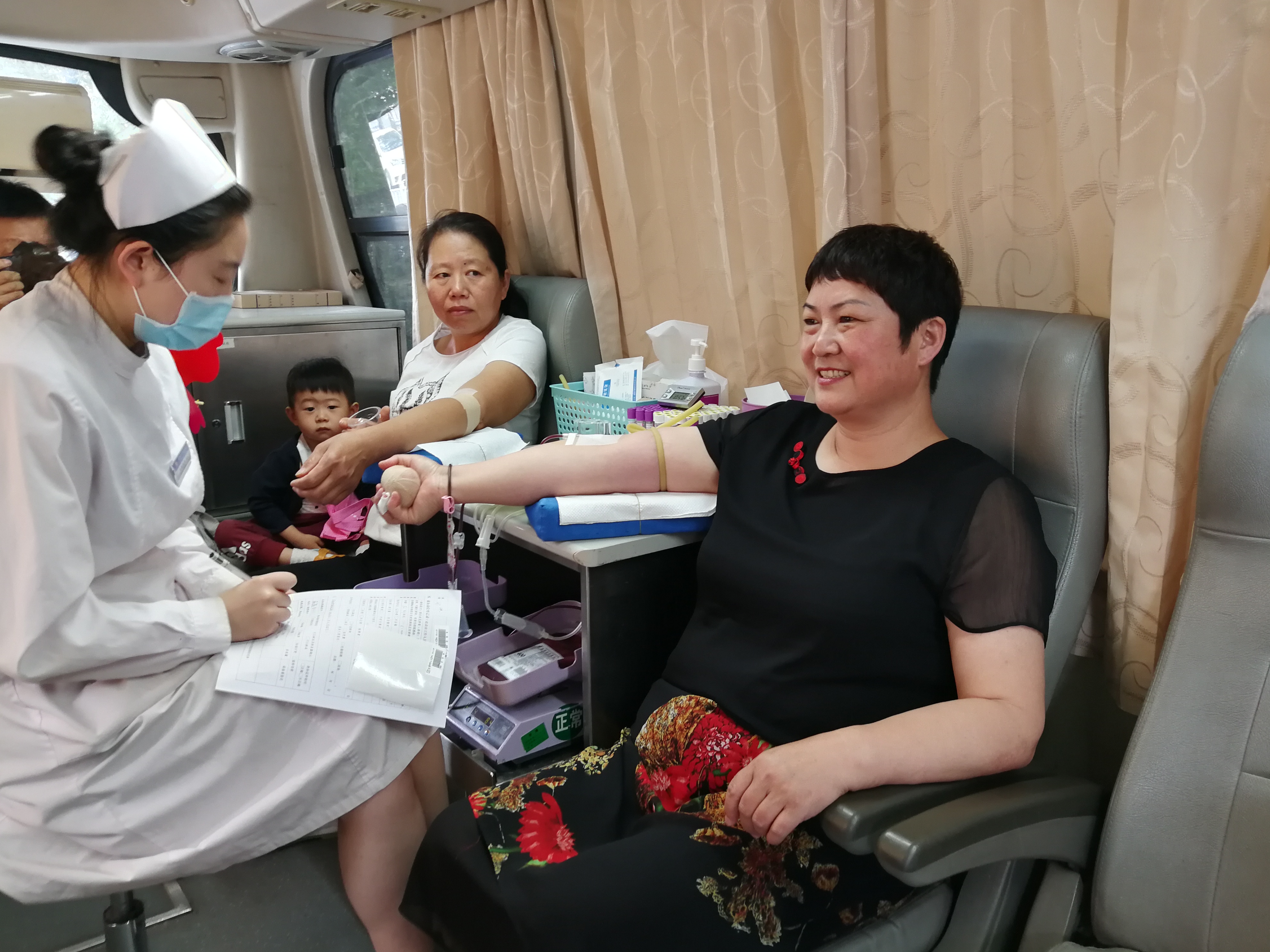 暖心!孕妇急需熊猫血 54岁大妈紧急从