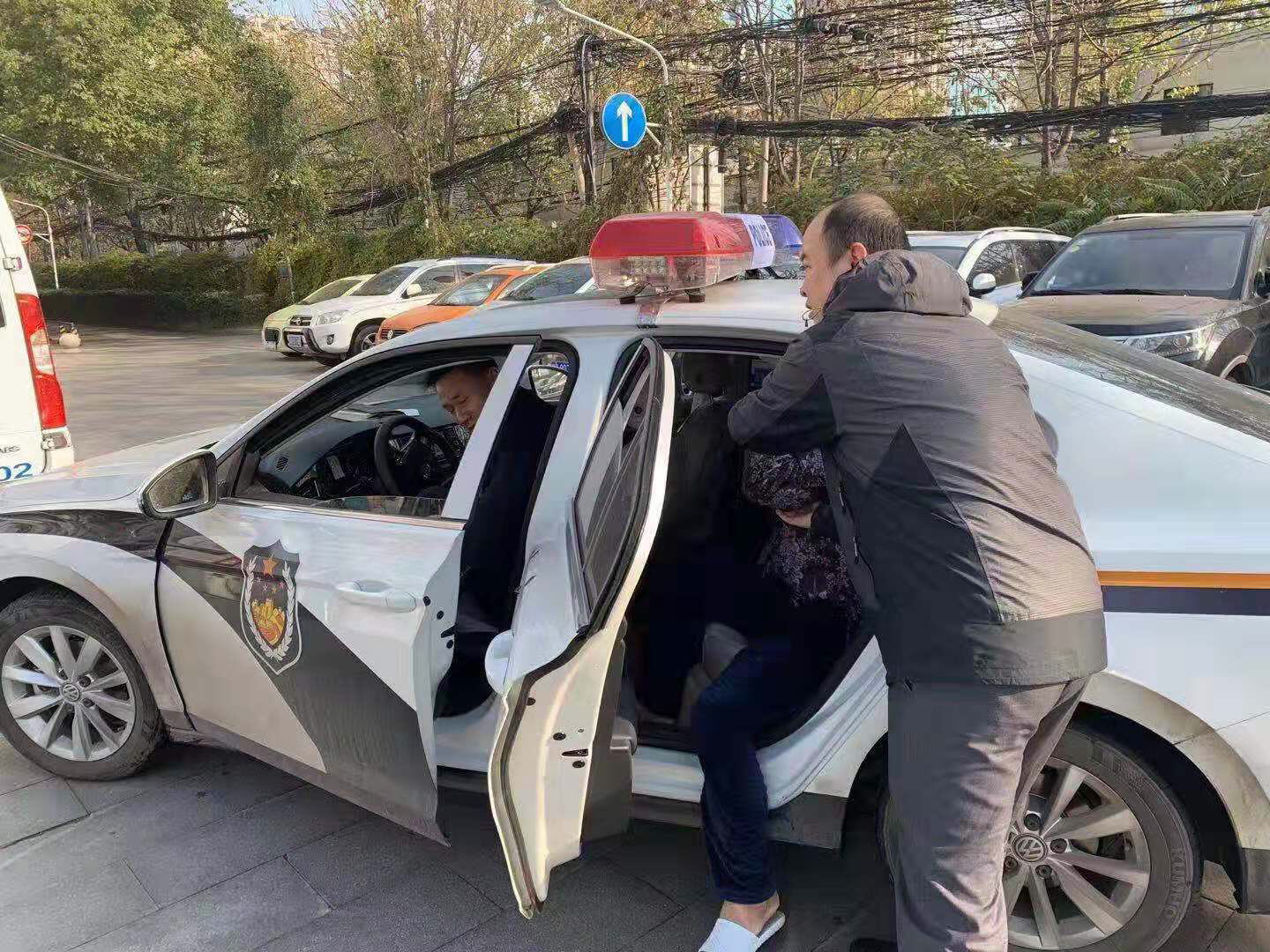 老人路边吐血无人照料平顶山民警开警车送医