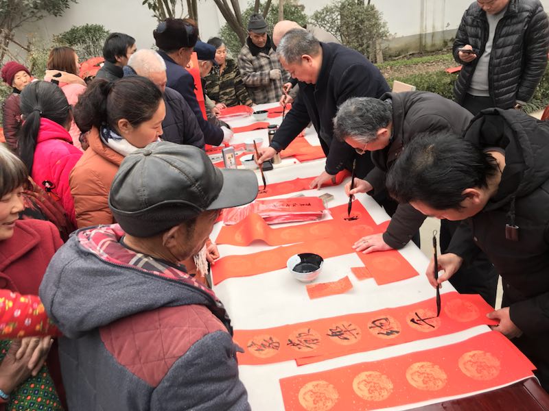 书法家进村 周口沈丘县这里的居民“点写”春联