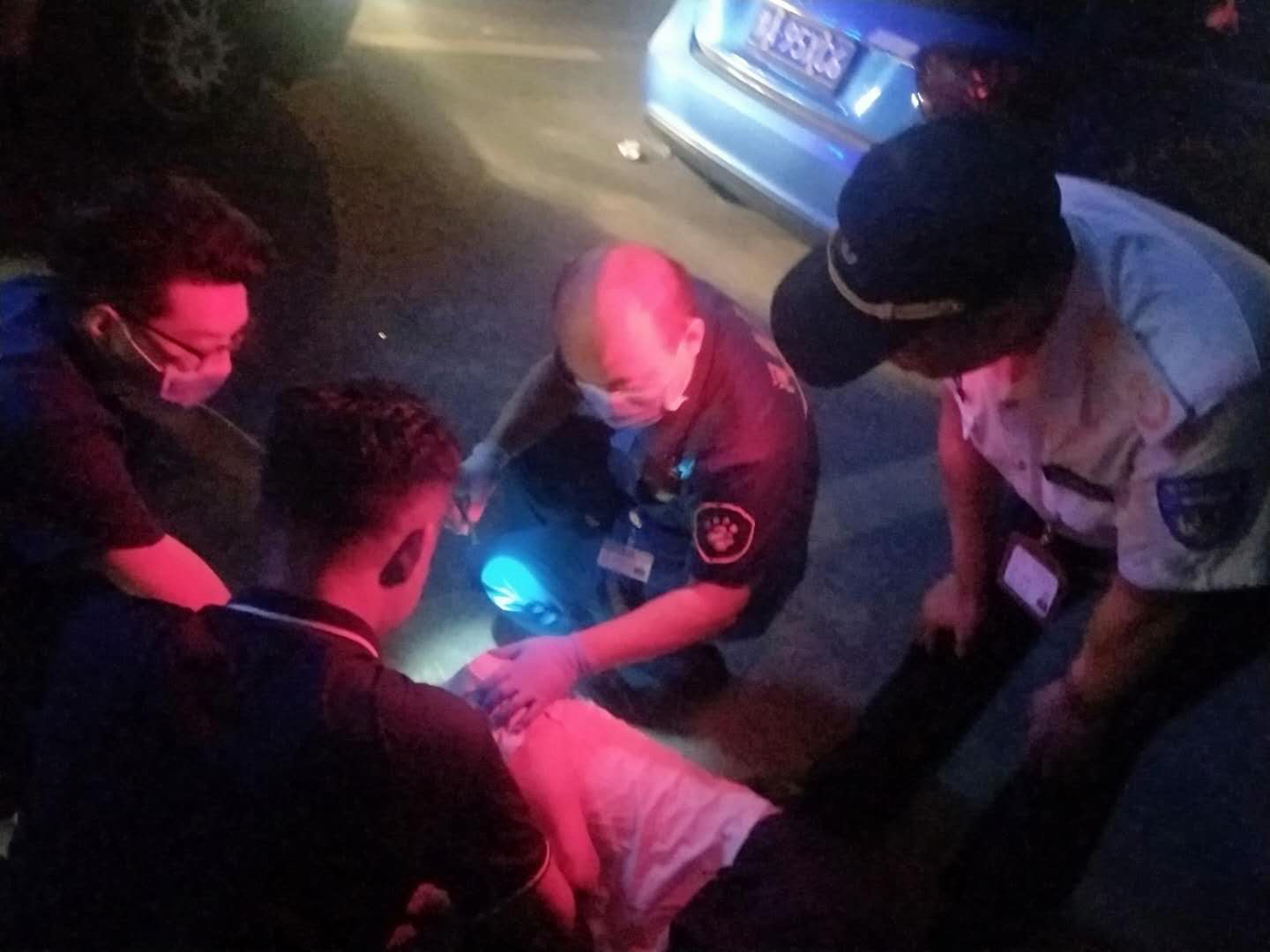 法制|朋友醉倒街头不省人事 男子吓得慌忙求助