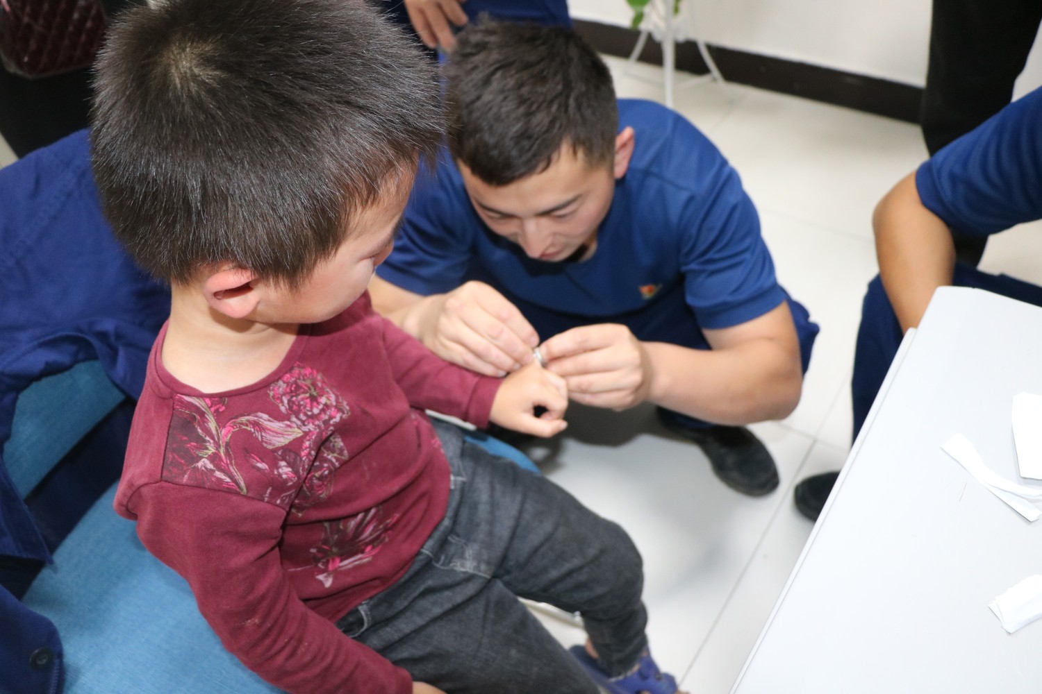 尉氏|开封尉氏：钢圈“咬”男娃手 消防出手化险情